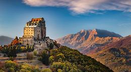 La Sacra di San Michele si colora di rosa per sostenere la lotta contro il tumore al seno 