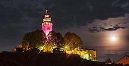 Il campanile di Chieri si colora di rosa per la Giornata del Tumore al Seno Metastatico