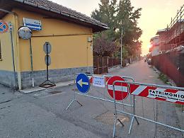 Settimo, cede l'asfalto in via Superga: strada chiusa al traffico