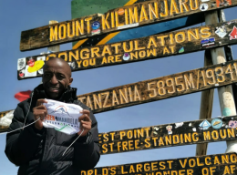 Dal Sudafrica alle Alpi: è la bandiera sventolata sulle vette più alte del mondo