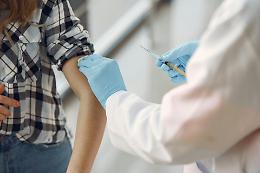 Influenza, oggi scattano le vaccinazioni. Ma si immunizza solo un anziano su due