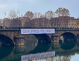 Cosa faresti per amore? Ecco cosa si cela dietro lo striscione a Torino