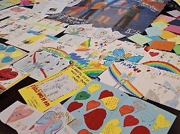 "Un pensiero per Paolo": Venaria abbraccia con disegni, lettere e cartelloni la famiglia Mendico