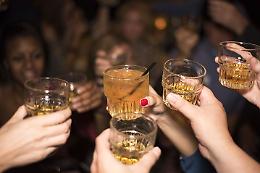 Drunkoressia tra i giovani: migliaia di adolescenti saltano i pasti o usano lassativi per bere di più e dimagrire