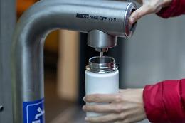 Acqua gratuita negli aeroporti italiani: 26 scali pronti a offrire refill alle borracce