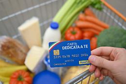 Torna nel 2026 la social card “Dedicata a te”: 500 euro subito per spesa e alimenti