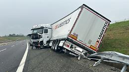 Camion perde il controllo sul raccordo Torino-Pinerolo: incidente verso Volvera