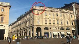 Compare un misterioso striscione in piazza San Carlo 
