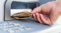 Nichelino, derubato al bancomat con la scusa dei soldi caduti: spariti 500 euro