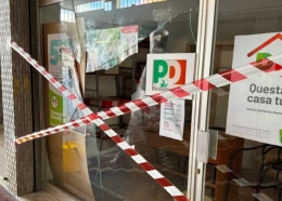 Vandalizzata la sede del Pd ad Acqui Terme: vetrata sfondata con un bidone dei rifiuti
