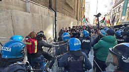 Il corteo pro-Pal: scontri con le forze dell’ordine in piazza Carignano