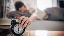 Stanotte cambia l’ora: i trucchi per non stare male e dormire bene con il ritorno all’ora solare