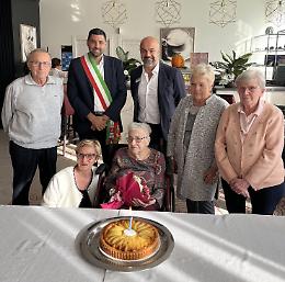 Maria Maniotti è la nuova centenaria di Grugliasco: spegne 100 candeline e il sindaco le porta i fiori