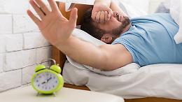 Ti senti più stanco dopo il cambio d'ora, anche se hai dormito un'ora in più? I medici spiegano perché