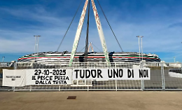 Juve, all'Allianz Stadium spunta uno striscione a favore di Tudor, ecco con chi ce l'hanno i tifosi...