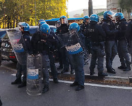 Tensione davanti al liceo Einstein, contestato il volantinaggio: scontri con la polizia