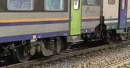 Muore investito dal treno pieno di passeggeri: tragedia a pochi metri dalla stazione