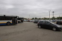 Ivrea, caos al Movicentro: stalli bus occupati dalle auto, segnaletica assente e controlli limitati