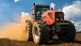 Strage silenziosa nelle campagne italiane: oltre 100 agricoltori muoiono ogni anno sotto i trattori per una legge mai applicata