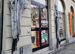 Ruba da Amerio Costumi, non scappa e si nasconde in negozio: arrestato