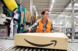 Amazon taglia 30 mila posti di lavoro: l’intelligenza artificiale sostituirà il 10% del personale