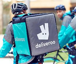 Torino, Deliveroo licenzia i rider con permesso di soggiorno cartaceo. Cgil diffida: «È valido»