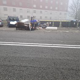 Chivasso, cassonetti pieni e rifiuti in strada