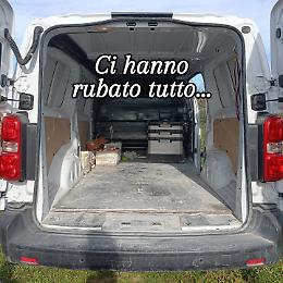 Collegno, furto di attrezzi da un furgone: indagini in corso