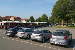 Raggiro al mercato di San Mauro: uomo derubato della collana d’oro