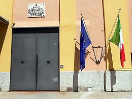 Fossano, in carcere telefoni nascosti dietro il citofono e nel condotto di aerazione: denunciati due detenuti