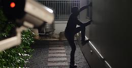 Ivrea, furto notturno all’edicola di piazza Freguglia: ladri in fuga con 200 euro