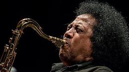 Addio a James Senese, la musica saluta il saxista che raccontava all'anima