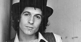 Rino Gaetano, 75 anni dopo: il genio ribelle che trasformò le canzonette in rivoluzione