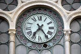 L'orologio di Porta Nuova segna un'ora avanti