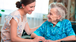 Nuovo contratto colf e badanti 2025: aumenti in busta paga e più tutele familiari