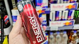 Studio indaga sull’ossessione dei ragazzi per gli energy drink: l'influenza di marketing e influencer