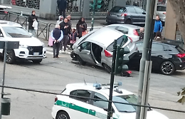 Carambola in corso Giulio Cesare, un'auto finisce sopra l'altra: traffico in tilt