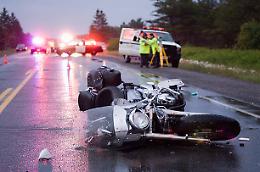 Incidente in via San Luigi a Orbassano: scontro tra moto e auto, ferito il motociclista