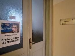 “Noi stiamo con Albanese”, ma solo sui poster, Pd e Avs frenano sul voto della cittadinanza onoraria che avevano appoggiato