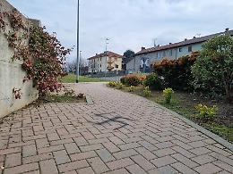Rosta, svastica sul marciapiede: il sindaco annuncia la rimozione