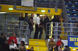 Rissa tra tifosi durante il match di basket, interviene la polizia: Daspo in arrivo