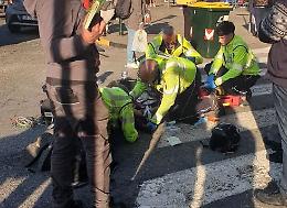 Motociclista 18enne si schianta contro un'auto a Torino
