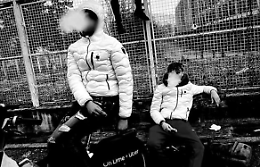 Minacce di morte alla gang, la mamma del 15enne torturato: «Non fatevi giustizia da soli»