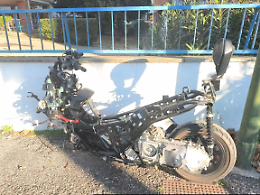 Moto smontata e abbandonata nel quartiere Regio Parco
