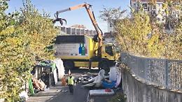 Blitz all'alba, smantellato il Tossic Park di Barriera di Milano. Demolite baracche e tende, spacciatori in fuga