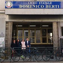 Torino, vicesindaco e consigliera all’Istruzione in visita al liceo Berti: «La Città metropolitana è al fianco delle scuole»