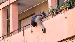 Blitz dei carabinieri nella casa a luci rosse e il cliente scappa calandosi dal balcone