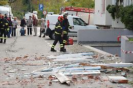 Boato all'alba a Rivarolo, esplode una palazzina: feriti marito e moglie