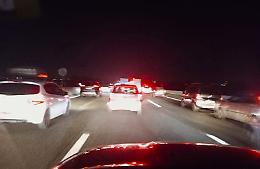 A21 bloccata: camion si ribalta, conducente ferito e code fino alla tangenziale di Torino