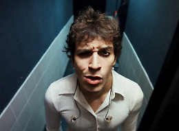 La notte stupida di Alex Wyse  a Torino fra corse in auto e luci soffuse